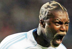 djibril cisse met vreemd kapsel