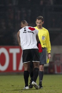 Collins John krijgt geel wegens het uittrekken van zijn shirt