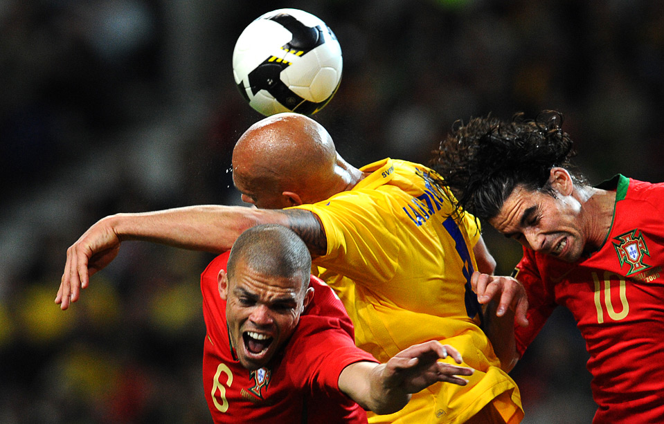 pepe,tiago, majstorovic in een luchtduel