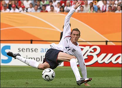 Peter Crouch doet een breakdance