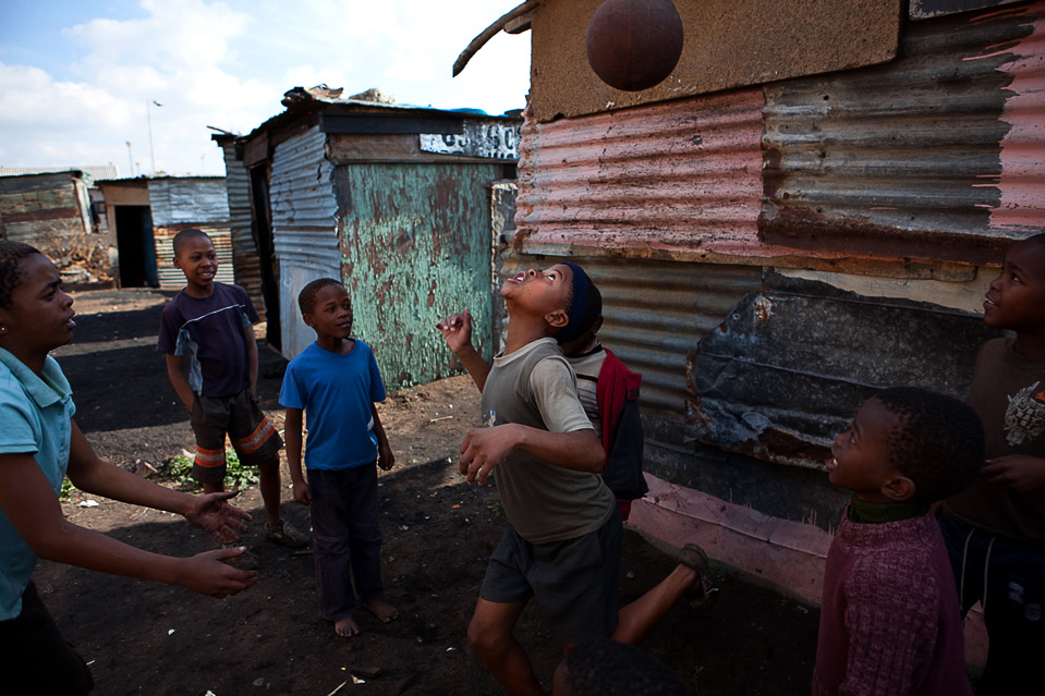 Voetballende jeugd in Soweto