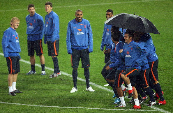 Nederlands elftal onder een paraplu Nederlands elftal onder een paraplu