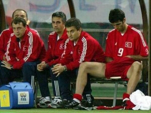 Hakan Şükür telt zijn kloten Hakan Şükür telt zijn kloten