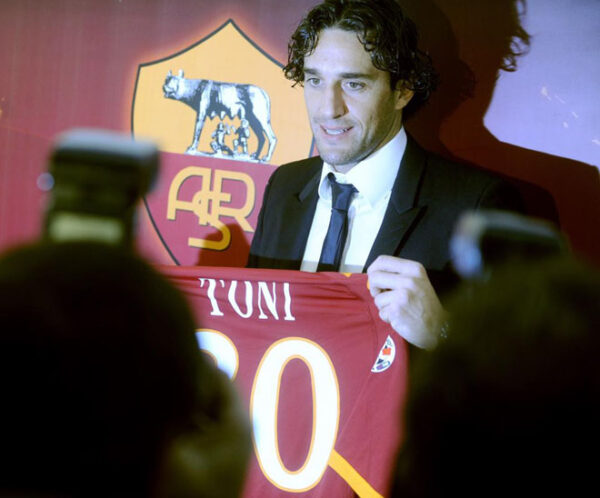 Toni tekent bij AS Roma Toni AS Roma