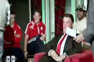 Sebastian Schweinsteiger valt van stoel