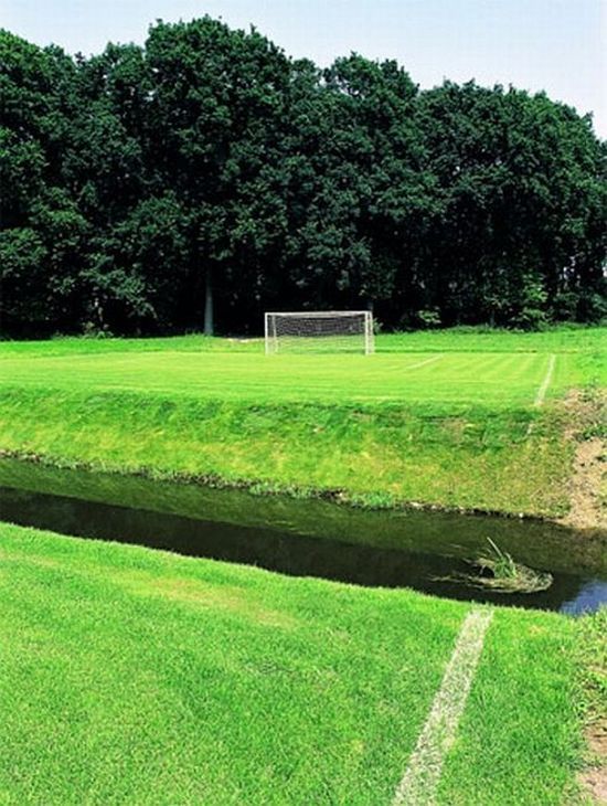 sloot op voetbalveld Sloot in voetbalveld
