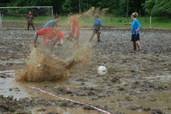Moddervoetbal5 Potje moddervoetbal
