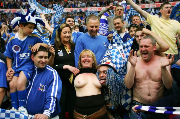 Vrouwelijke voetbalsupporter toont borsten Portsmouth supporter toont borsten