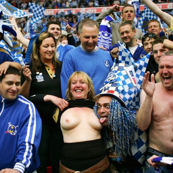 Portsmouth supporter toont borsten