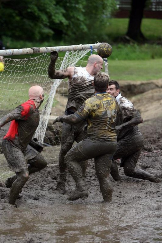 moddervoetbal8 Voetbal in de modder