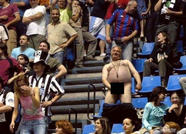 voetbalsupporter toont lul Supporter laat zijn edele delen zien