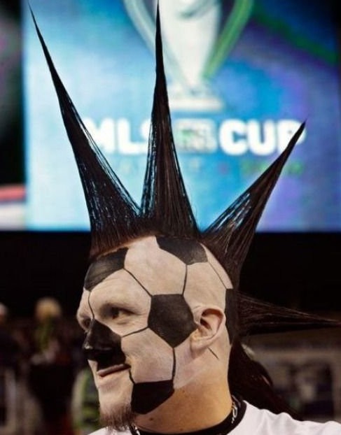 Voetbal supporter met hanekam