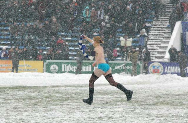 Russische streaker in de sneeuw