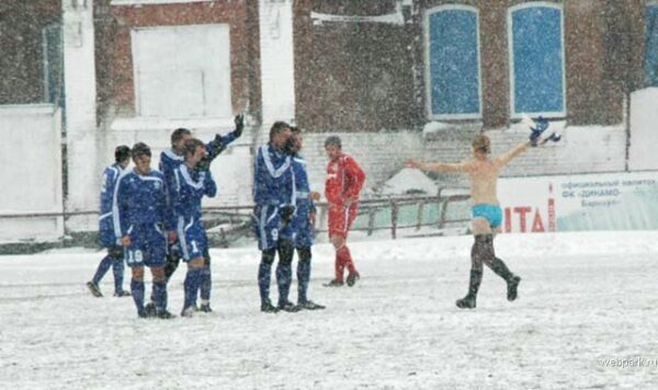 Vrouwelijke russische streaker in de sneeuw
