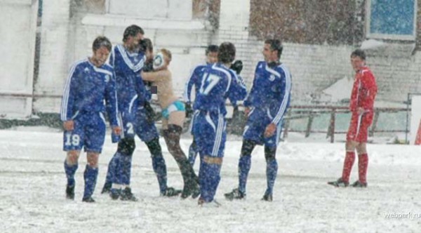 Vrouwelijke russische streaker in de sneeuw