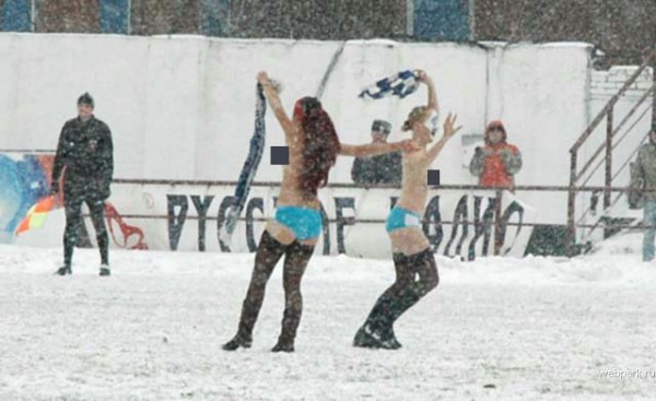 Vrouwelijke russische streaker in de sneeuw