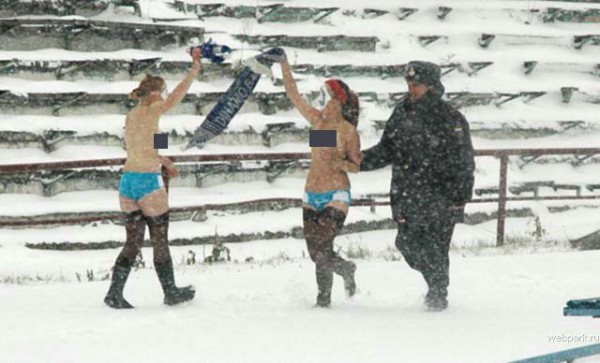 Vrouwelijke russische streaker in de sneeuw