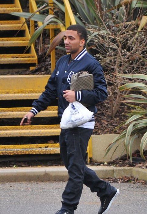 Aaron Lennon met handtas