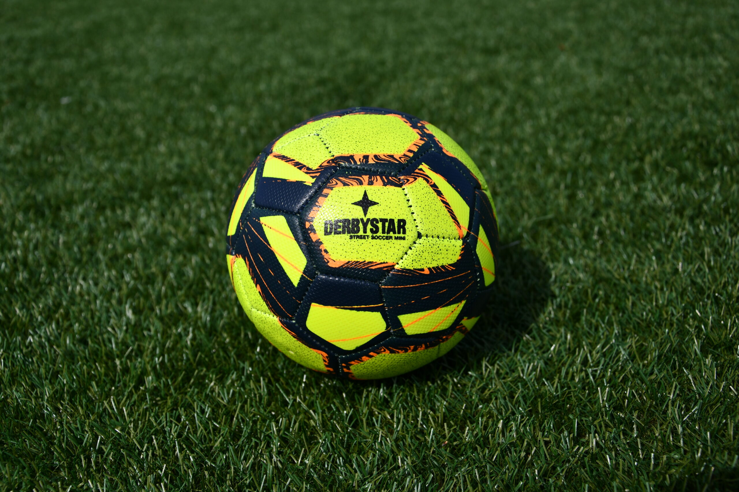 De Derbystar v22 street mini voetbal (maat 1) is de perfecte bal om je techniek mee te verbeteren en de ideale bal voor jonge kinderen.