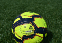Waarom trainen met een maat 1 bal je beter maakt als voetballer